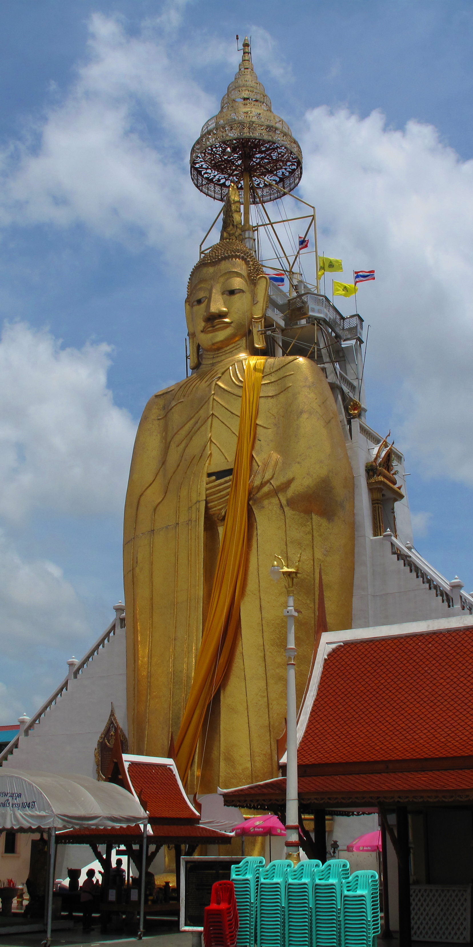 The huge standing Buddha of Wat Indrawiharn