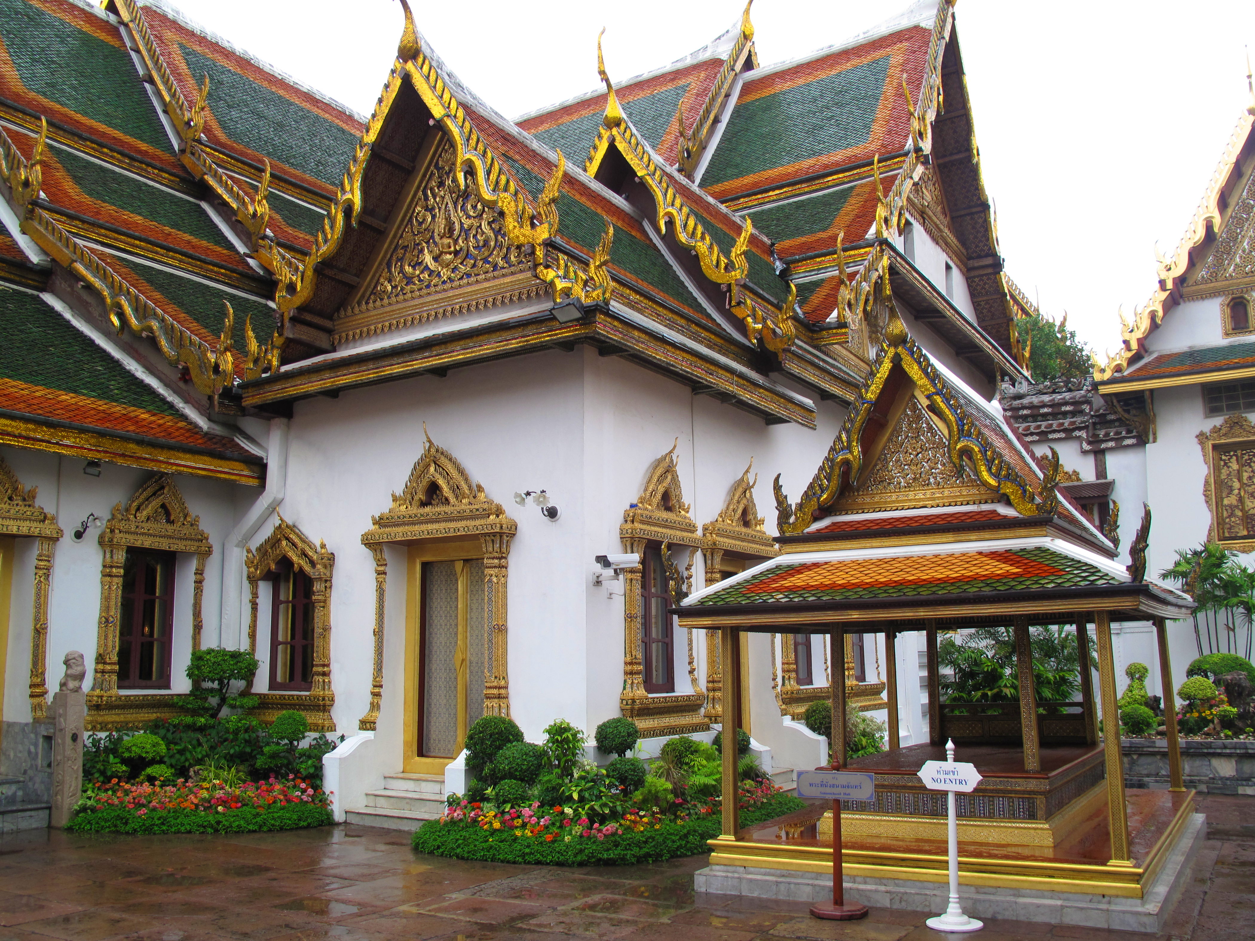 A 'bed' next to the Maha Montien throne hall