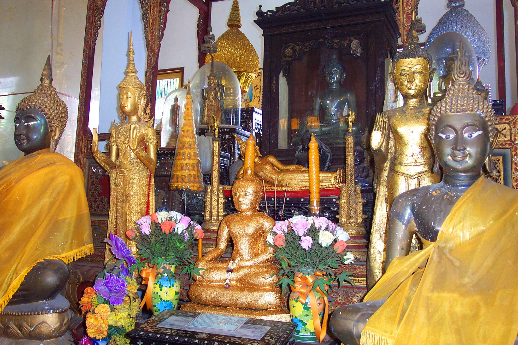 A LOT of Buddhas in Wat Poramai