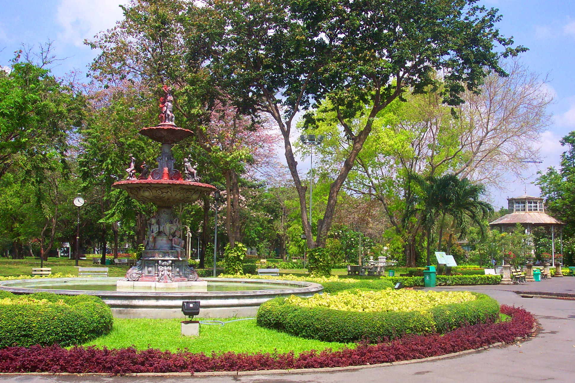 The ornate fountain just inside the main entrance